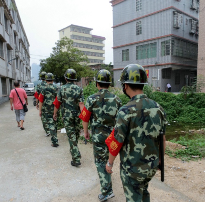 片区民警做流动人口(3)