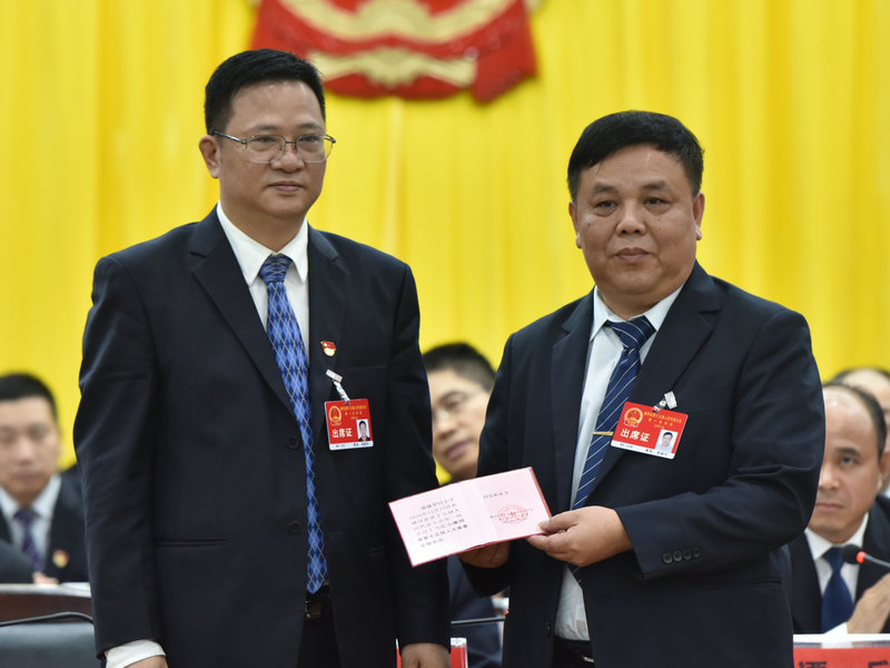 佛冈人代会闭幕,新当选出的人大、政府班子成