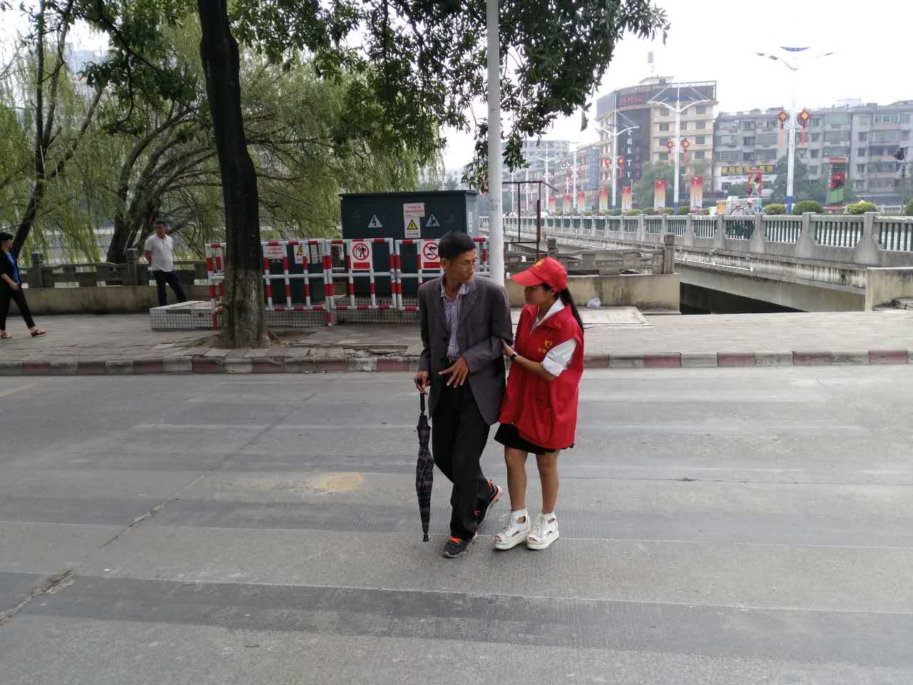 市民为创文创卫·青年先行 志愿服务点赞