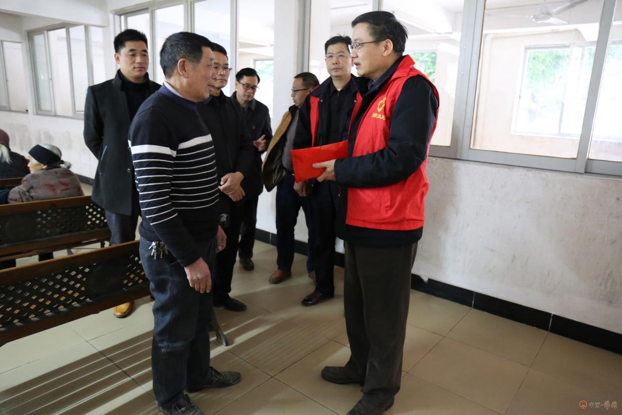 清远市民政局局长梁金鉴率队到龙山镇送温暖