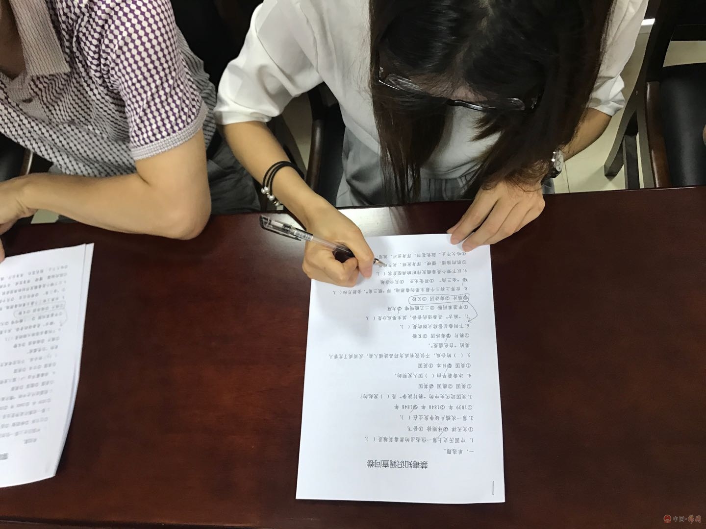 局干部职工在认真做禁毒知识调查问卷