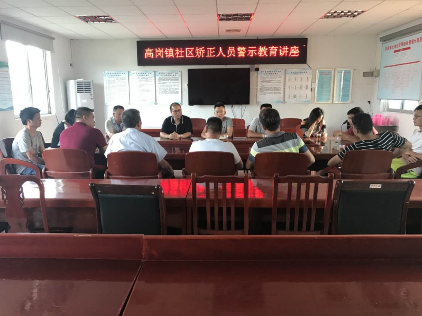 高岗区人口_高岗李连杰照片(2)