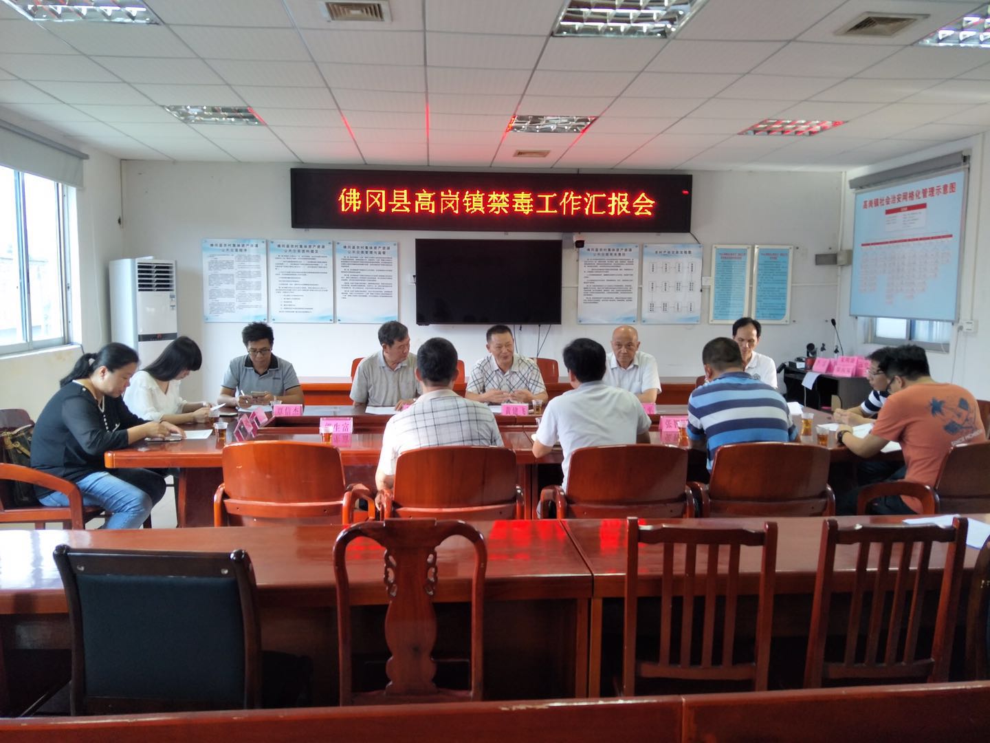 高岗区人口_高岗李连杰照片(2)