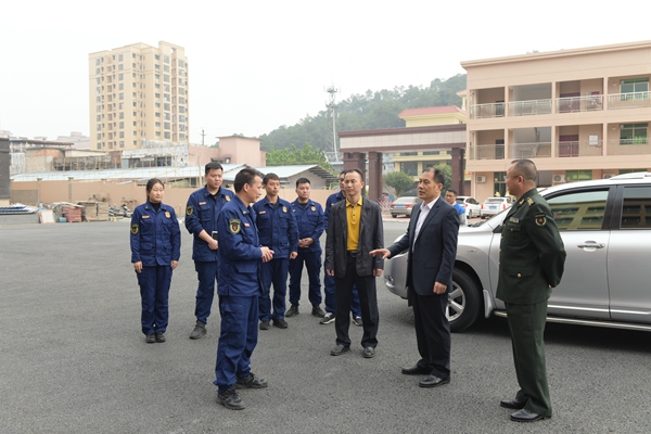 县委书记董和平到县人武部和消防救援大队调研