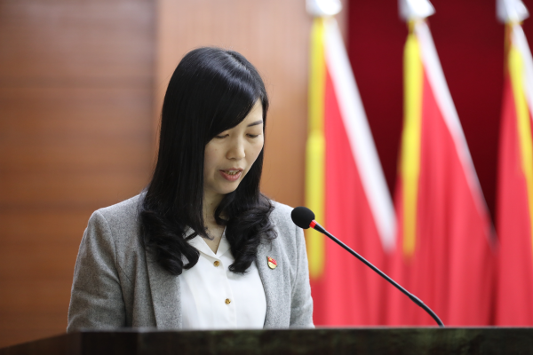 述职人员进行述职