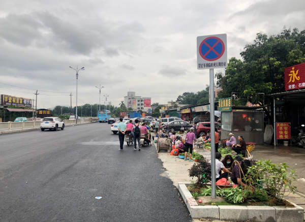 ▲ 106国道三八森波拉至碧桂园路口段违停现象严重