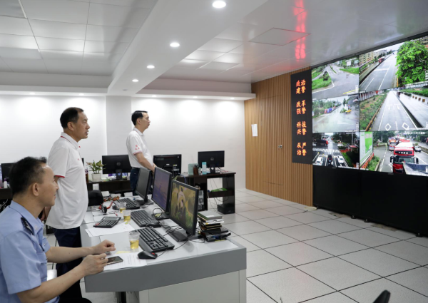 县委书记董和平到县公安交通警察大队指导救灾交通保障工作