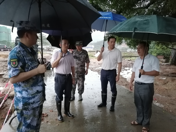清远军分区司令员龚昌平检查指导我县防汛抗洪工作