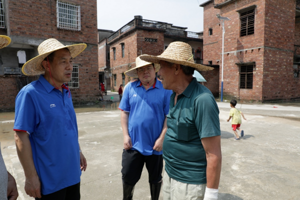 董和平向五保户了解物资保障情况