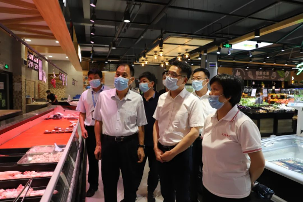 县委书记董和平到县城商场、县供销社农贸市场检查疫情防控工作