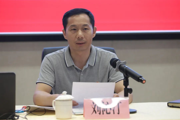 ▲县委常委、组织部部长刘沁汀就推进两项工作进行详细部署
