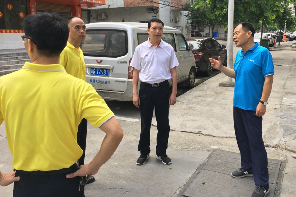 县委书记董和平率队对县城“四个七点半”行动、门前三包工作进行检查