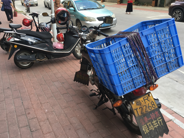 非机动车停车位规划不足，多处存在车辆乱停乱放现象