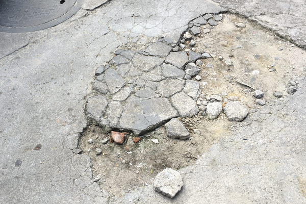 路面存在不同程度的损害