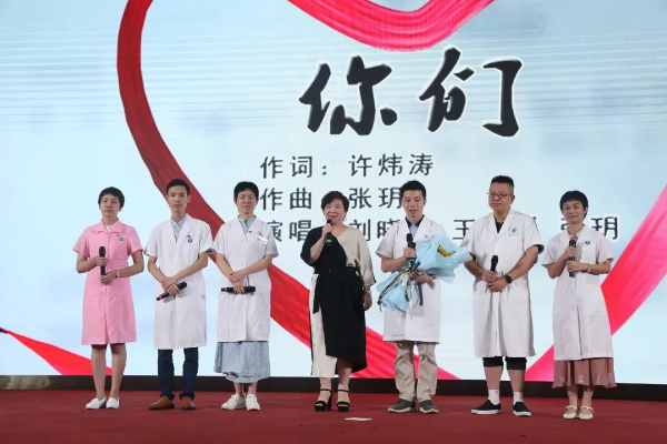 △6名来自市人民医院、市中医院、市妇幼保健院的援鄂医疗队代表和歌唱家刘晓芬演绎原创抗疫歌曲《你们》