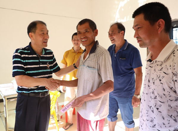县委书记董和平深入乡镇走访贫困户，实地调研脱贫攻坚工作