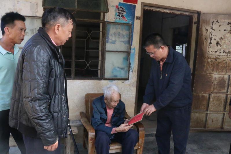 县委副书记、县长蔡旭东到汤塘镇洛洞村委会慰问老党员