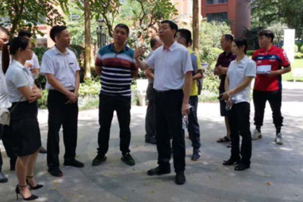 县委常委、政法委书记黄河到物业小区检查指导创文工作