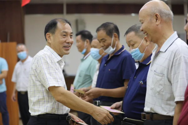 县委书记董和平向荣获二等功退役军人进行表彰并发放慰问金
