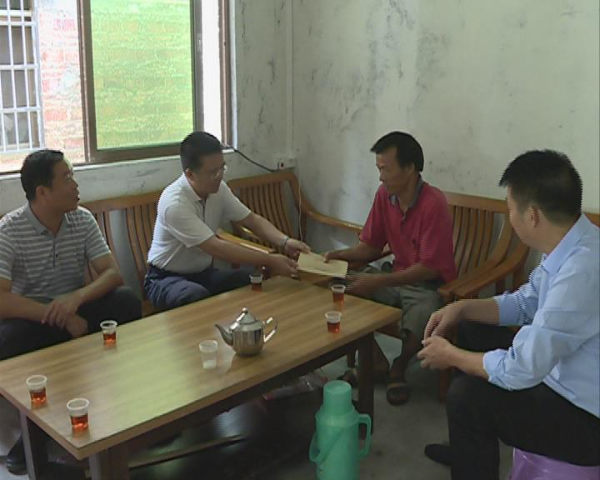 县委副书记、县长蔡旭东到乡镇走访慰问贫困户，调研脱贫攻坚工作