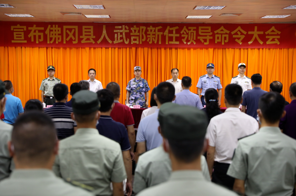 会议在雄壮的国歌声中拉开序幕