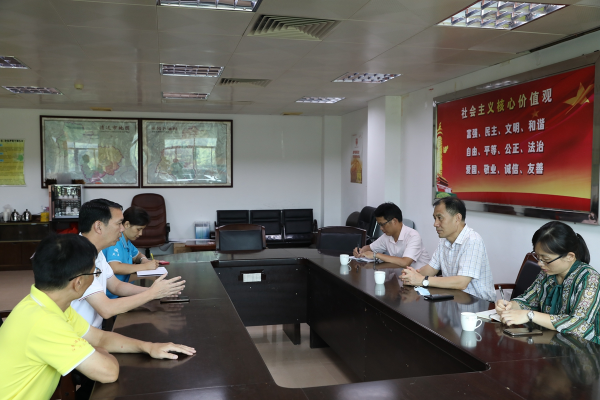 县委书记董和平到县疫情防控指挥部办公室和县创文办调研常态化疫情防控工作和创文工作