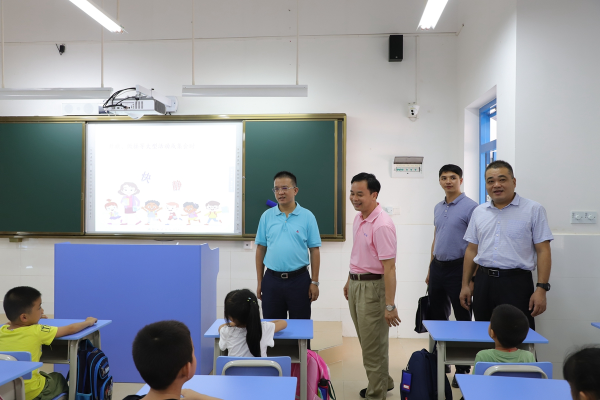 县委副书记、县长蔡旭东到城南小学和县教育局调研
