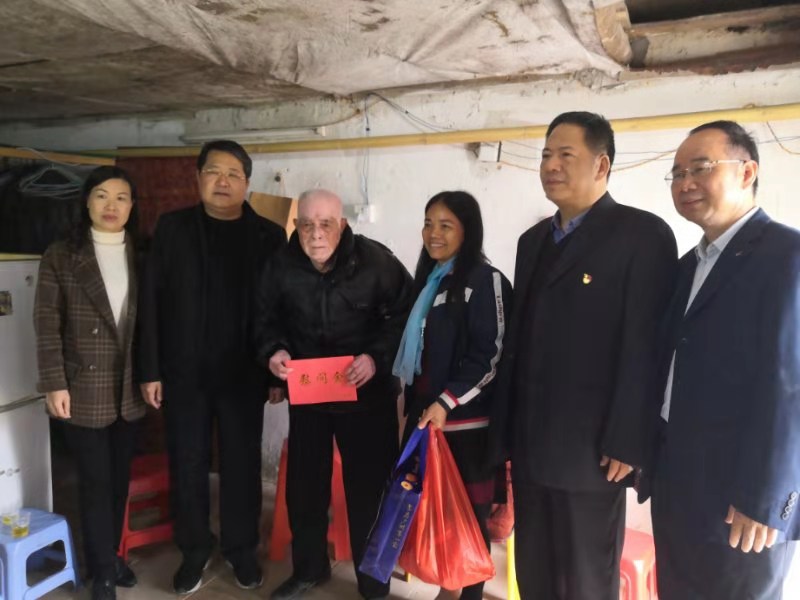 市总工会为我县劳模、困难职工送温暖