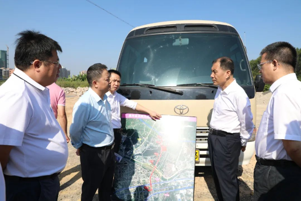 书记、县长现场办公，推进龙凤大道和体育中心项目加快建设