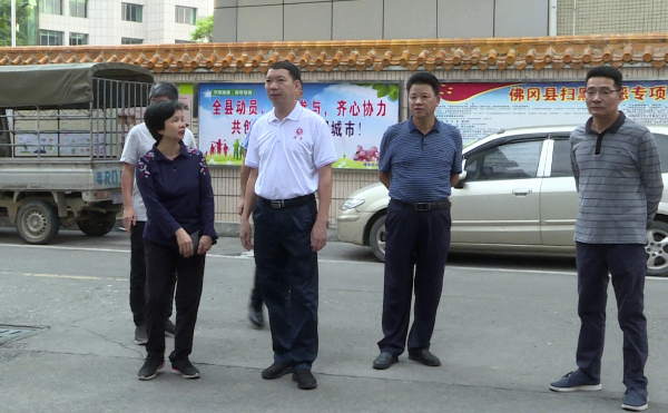 县委常委、政法委书记黄河率检查组检查督导佛冈市场及周边创文创卫常态化工作