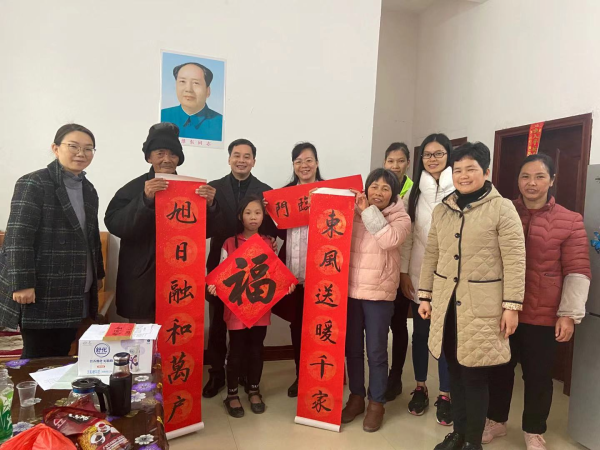 县妇联到高岗镇、迳头镇开展“把爱带回家”慰问活动