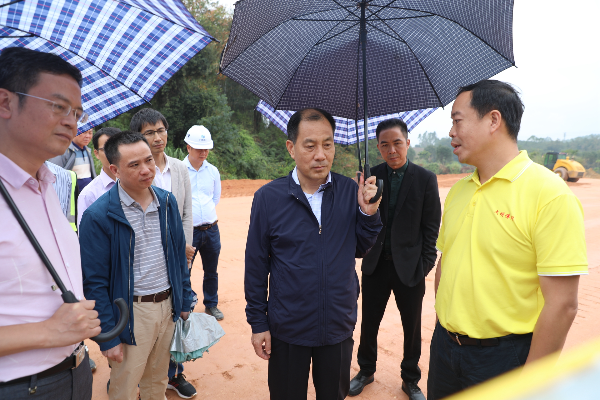 县委书记董和平率队督查龙凤大道及体育中心建设工程推进情况