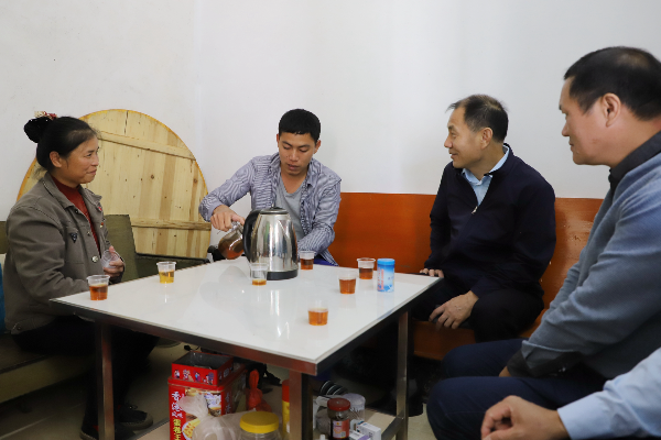县委书记董和平到石角镇黄花存久洞村开展脱贫攻坚访贫问效工作