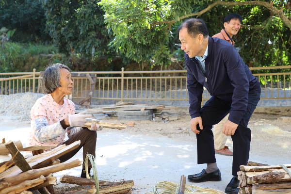县委书记董和平与村民进行交流