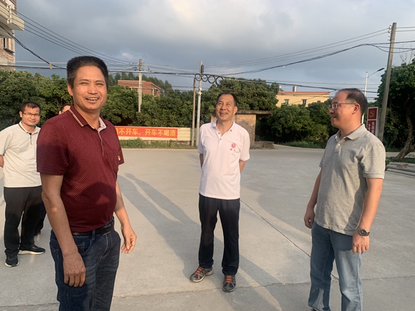 县委书记董和平率队到汤塘镇和龙山镇调研脱贫攻坚、乡村振兴工作