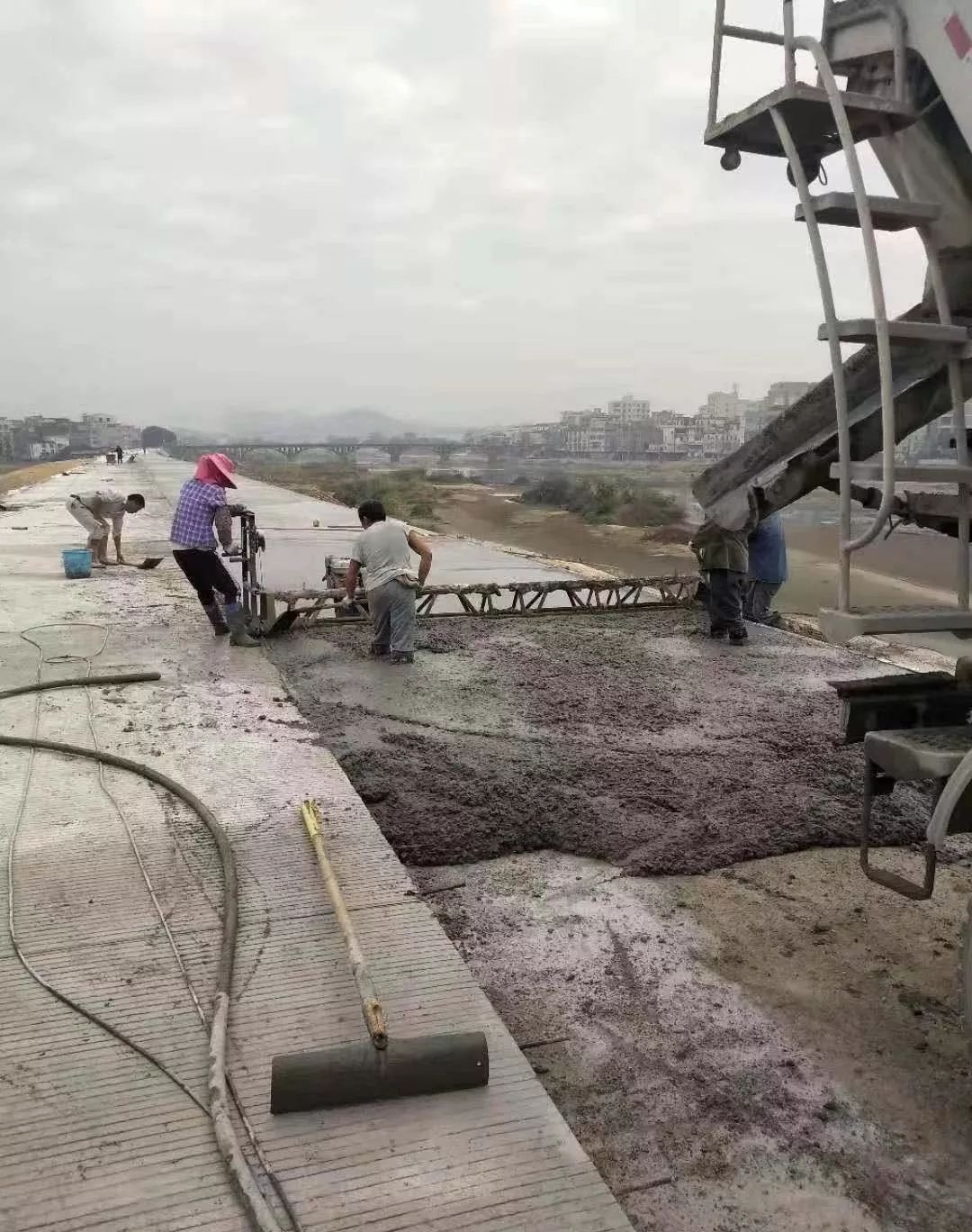 ▲新高滩大桥引道路面施工现场