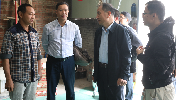 县委书记董和平到石角镇里水村调研脱贫攻坚工作