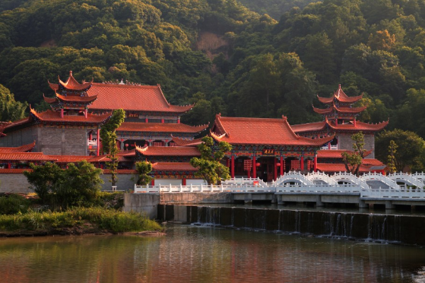 2沐浴在晨光中的寺院_gaitubao_909x606.jpg