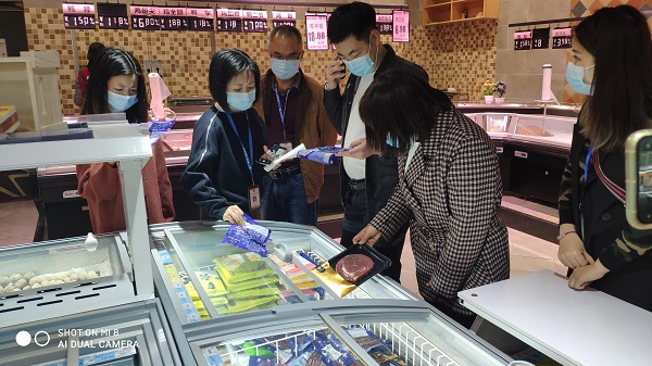 县市场监管局石角所联合镇政府开展节前食品安全检查1.jpg