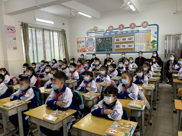 督导组与学生一同听取安全教育第一课