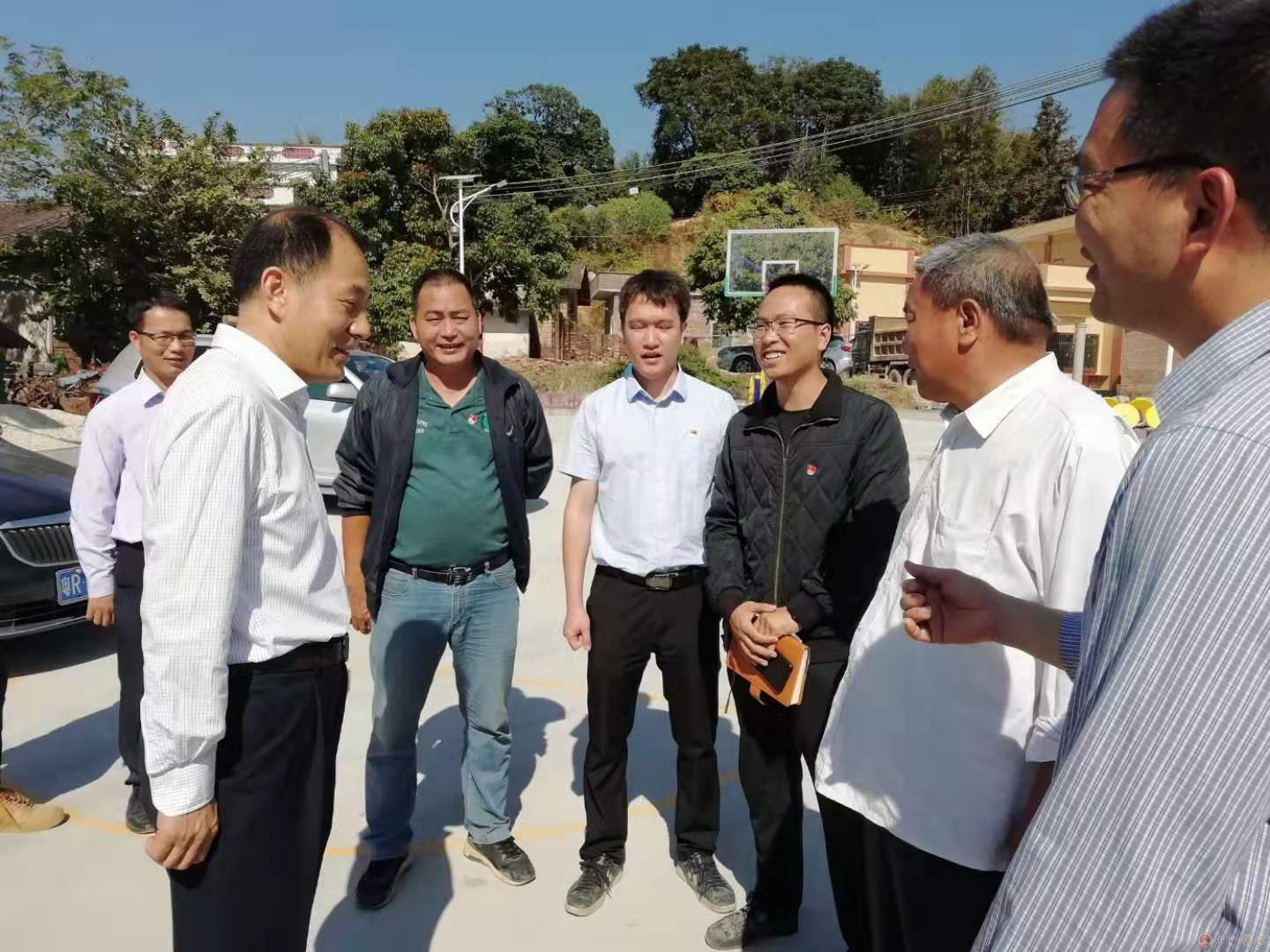 县委书记董和平到龙山湴镇村调研