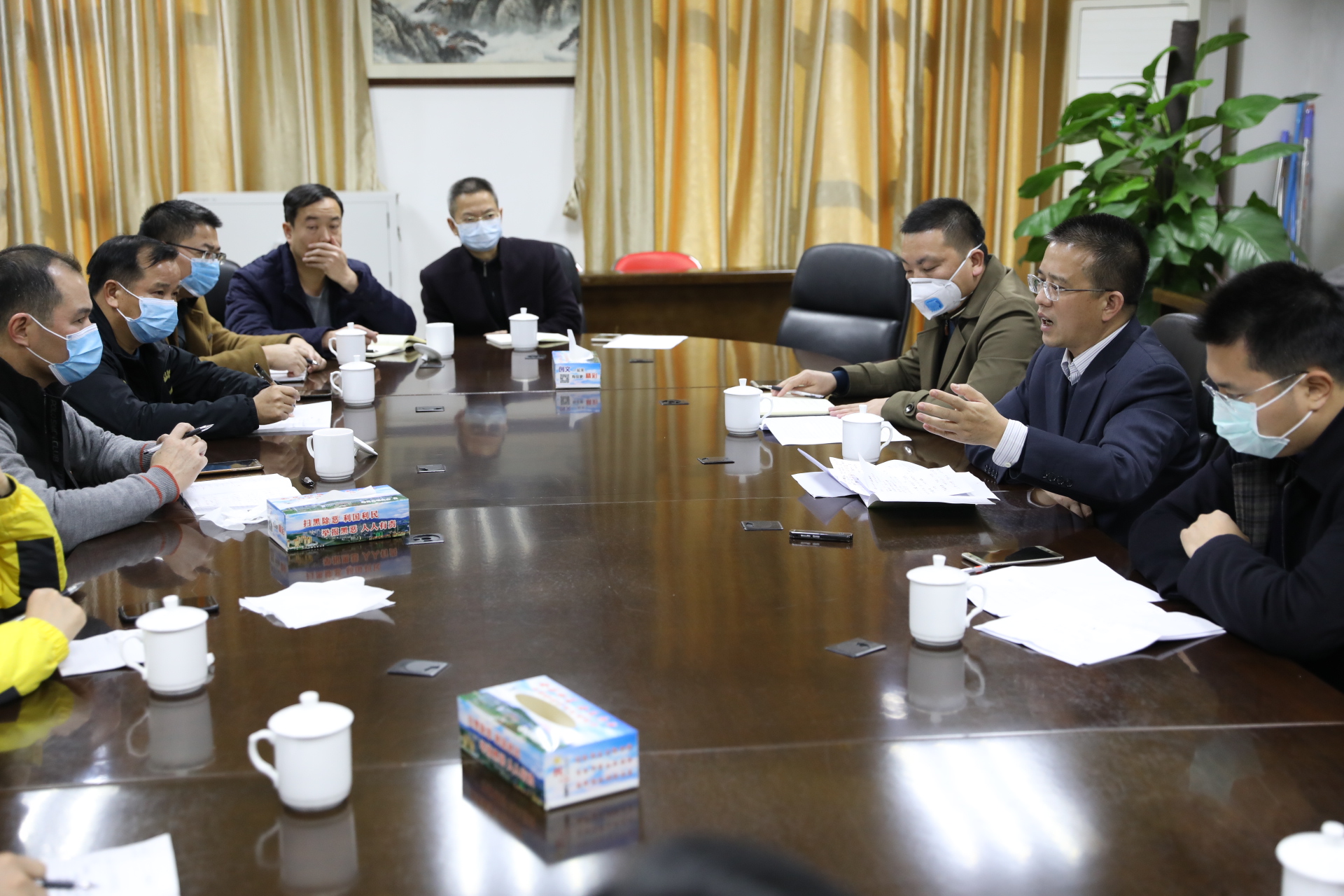 我县召开疫情防控部署工作紧急会议