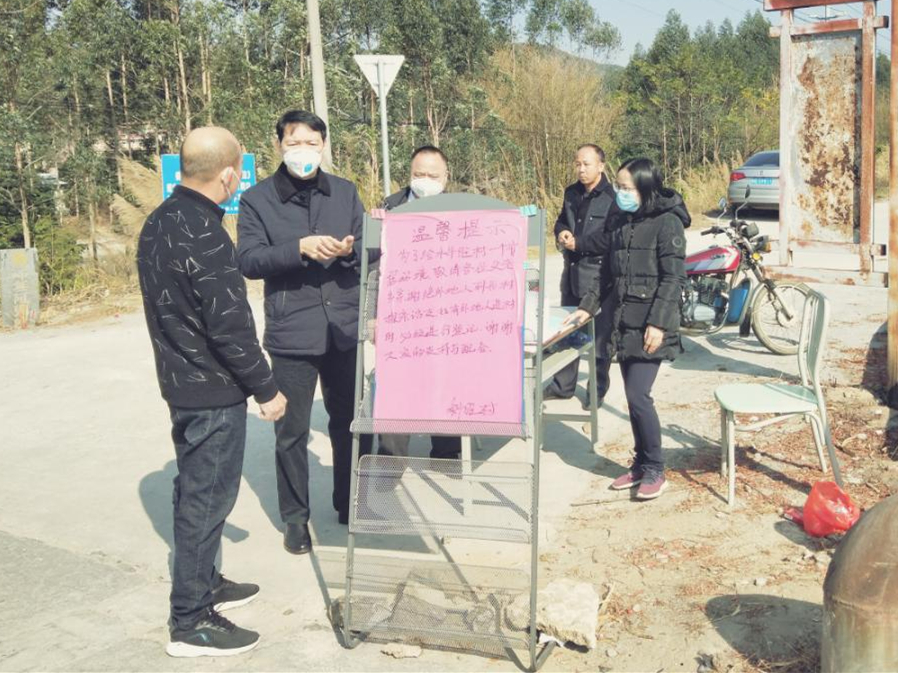 县委常委、政法委书记黄河到石角镇检查疫情防控工作