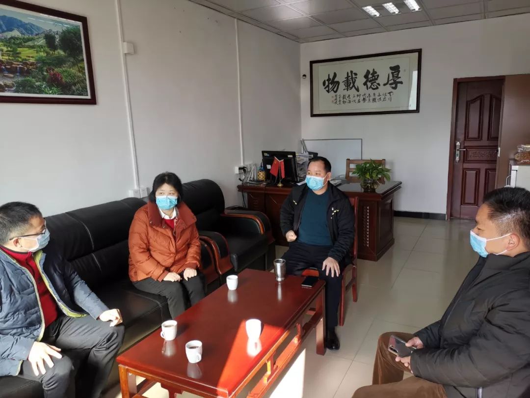 县人大常委会代主任黄小云到水头镇检查疫情防控工作
