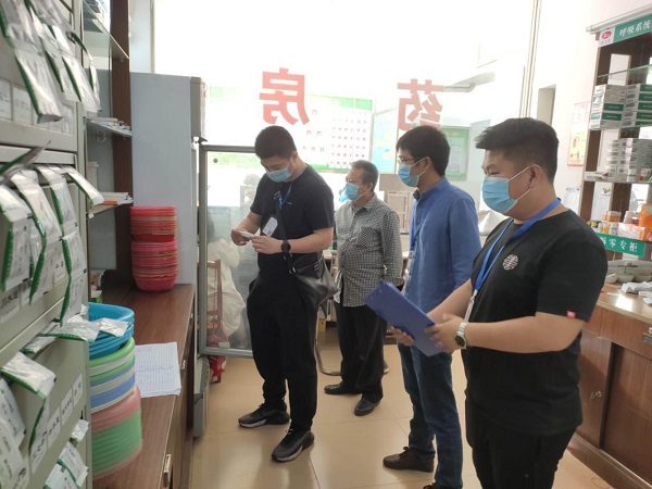 佛冈县市场监督管理局迳头所联合高岗镇政府开展五一节前“四品一械”安全检查2.jpg