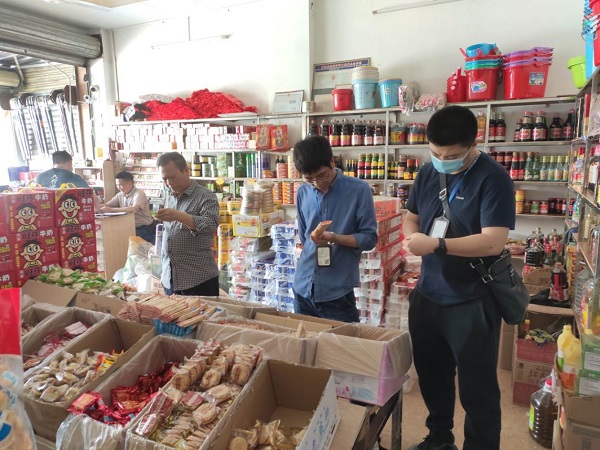 佛冈县市场监督管理局迳头所联合高岗镇政府开展五一节前“四品一械”安全检查1.jpg