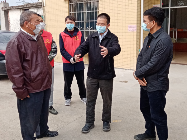 县长蔡旭东到龙山和汤塘检查疫情防控和森林防火工作