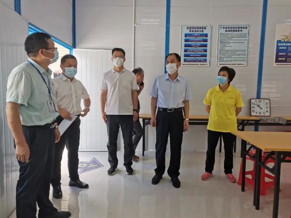 县委书记董和平率队到县疾控中心新冠疫苗临时接种点调研指导疫苗接种工作