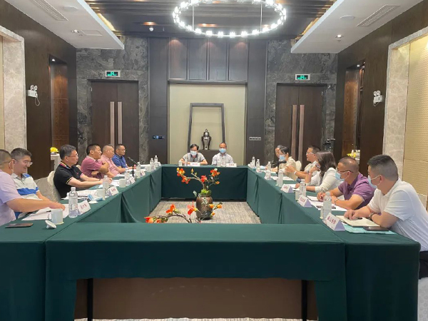 县委副书记、县长蔡旭东与省路桥建设发展有限公司董事长王春生一行进行座谈