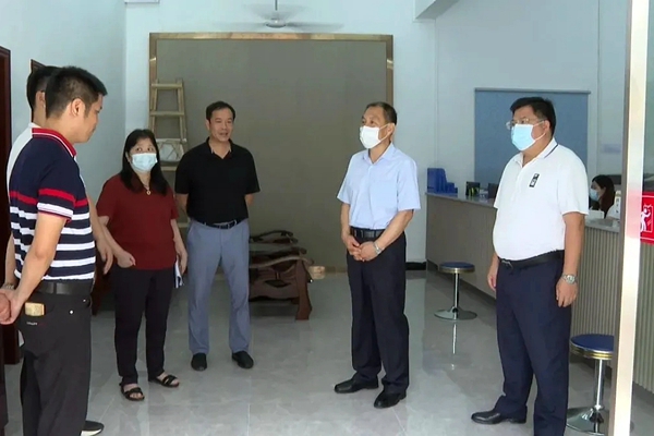 县委书记董和平到石角镇检查指导“两违”工作
